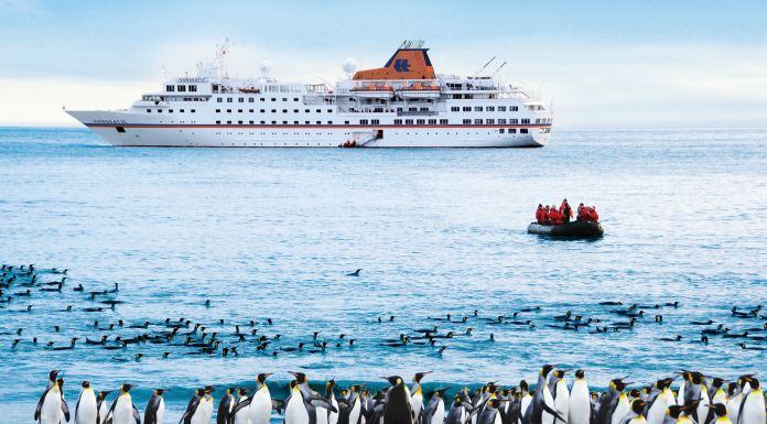 TUI Cruises, ein Joint Venture von TUI und Royal Caribbean, hat den Kauf der Luxusreederei Hapag-Lloyd Cruises erfolgreich abgeschlossen.
