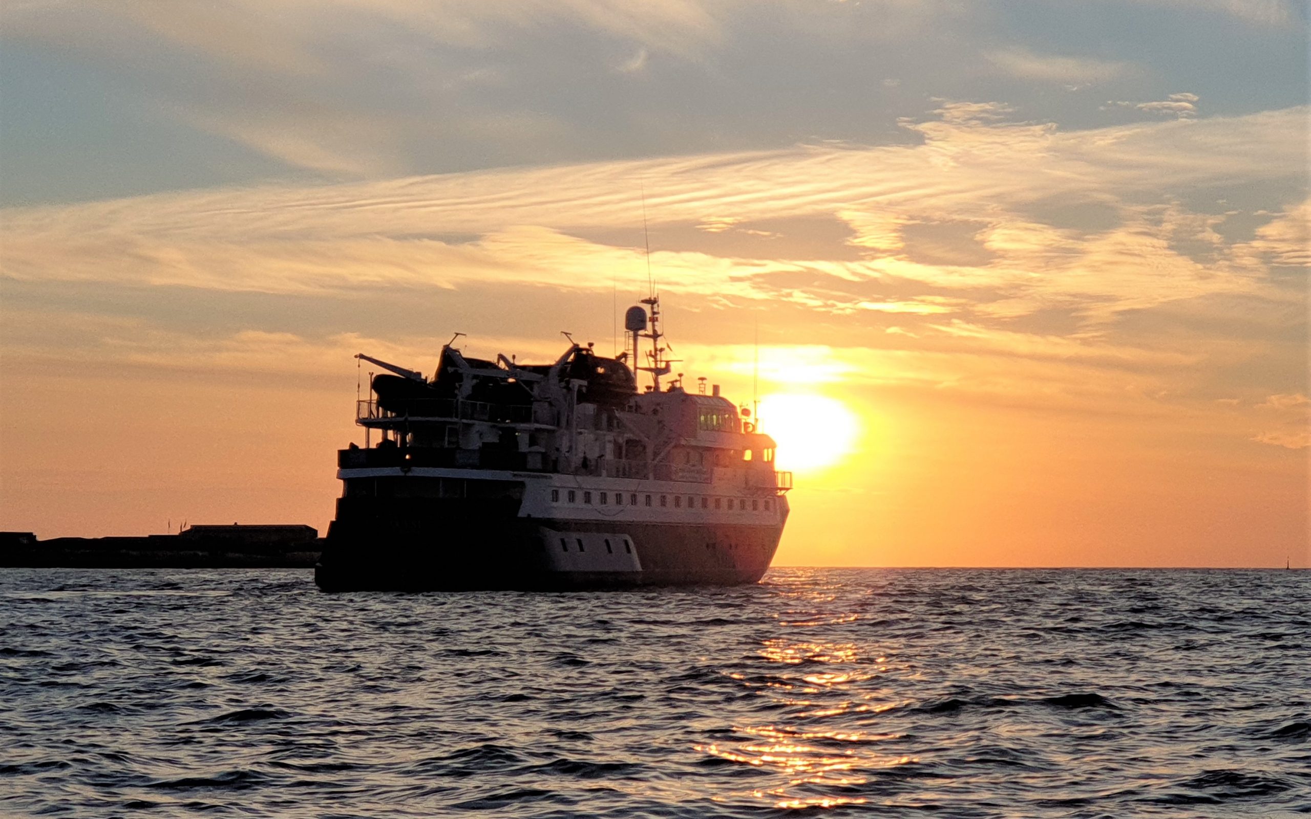 Reportage über eine Expedition mit dem Kreuzfahrtschiff Quest durch das Wattenmeer ab/bis Hamburg nach Helgoland, Sylt, Amrum & den Halligen