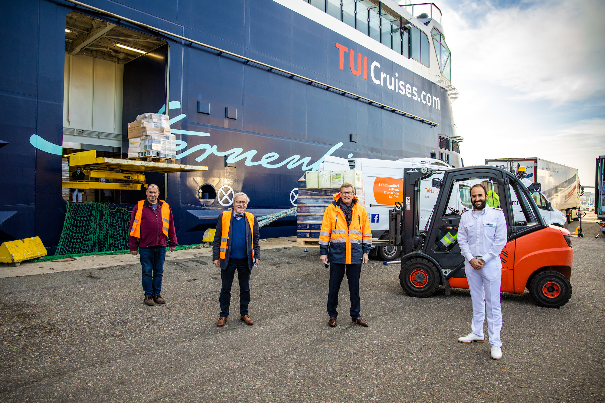TUI Cruises hat Lebensmittel an die Tafel Kiel gespendet: Mehr als 25 Teesorten sowie 27.000 kleine Schokotaler und 250 kg Mehl, Wert mehr als 16.500 Euro