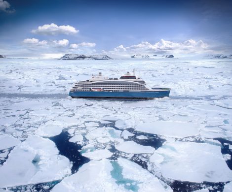 on Anfang November 2023 bis Ende März 2024 ist PONANT, Weltmarktführer für Luxusexpeditionskreuzfahrten, mit fünf Schiffen und über 30 Abfahrten in der Antarktis unterwegs