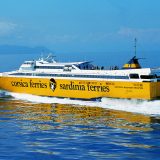 Die korsische Reederei Corsica Sardinia bietet in der Sommersaison bis zu fünf Abfahrten täglich je Richtung zwischen Piombino und Elba