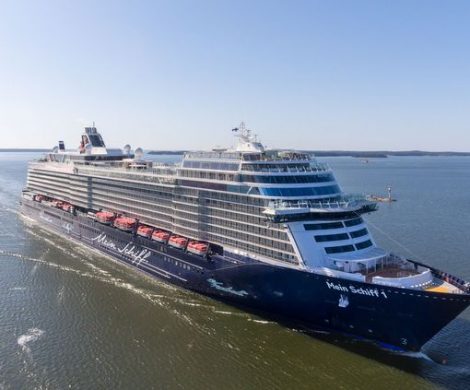 Die Mein Schiff 1 hat nach der langen Corona-Pause erstmals wieder ab Kiel abgelegt, zur ersten „Blauen Reise“ 2021.