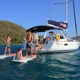 Segelreisen mit der ganzen Familie bieten die weltweit tätigen Chartermarken Sunsail und The Moorings an, auf Wunsch mit Skipper