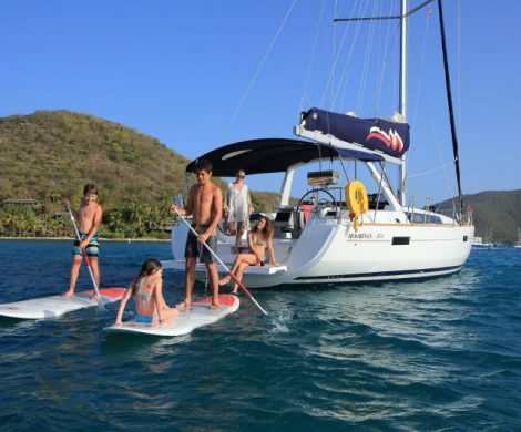 Segelreisen mit der ganzen Familie bieten die weltweit tätigen Chartermarken Sunsail und The Moorings an, auf Wunsch mit Skipper