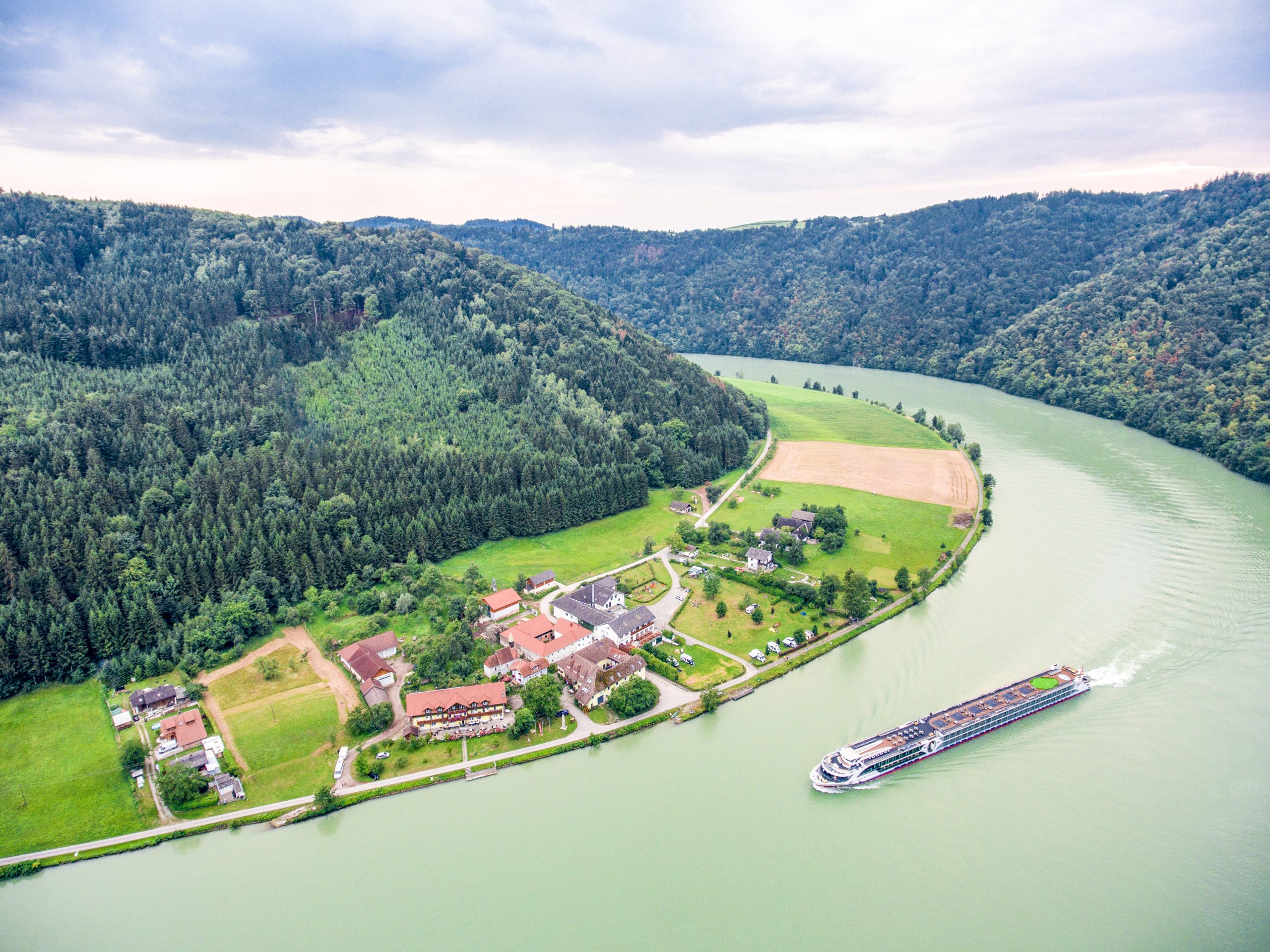 nicko cruises eröffnet mit nickoVISION am 7. Juni die Kreuzfahrtsaison auf dem Rhein. Jungfernfahrt der nickoSPIRIT ist am 9. Juni.