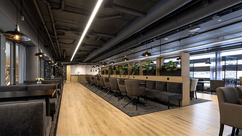 Hurtigrouten hat in Bergen eine Lounge für seine Gäste eröffnet. Auf 524 m² können die Hurtigruten-Gäste im modernen skandinavischen Ambiente im Stil der Hurtigruten-Postschiffe bereits vor ihrer Reise entspannen.
