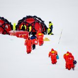 Bevor die Le Commandant Charcot in den entlegensten Polarregionen unterwegs sein wird, hat die französische Reederei PONANT die weltweit erste internationale Rettungsübung in einer abgelegenen Polarzone abgehalten.